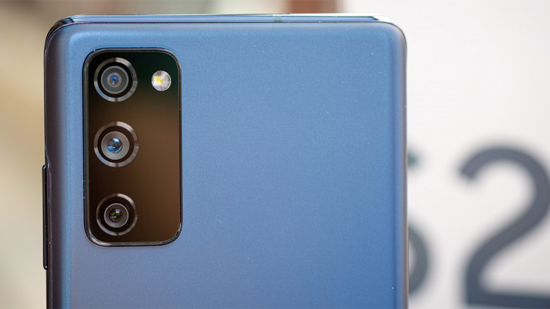 Samsung Galaxy S20 FE c&oacute; camera ch&iacute;nh 12MP v&agrave; camera phụ 12MP c&ugrave;ng ống k&iacute;nh tele 8MP